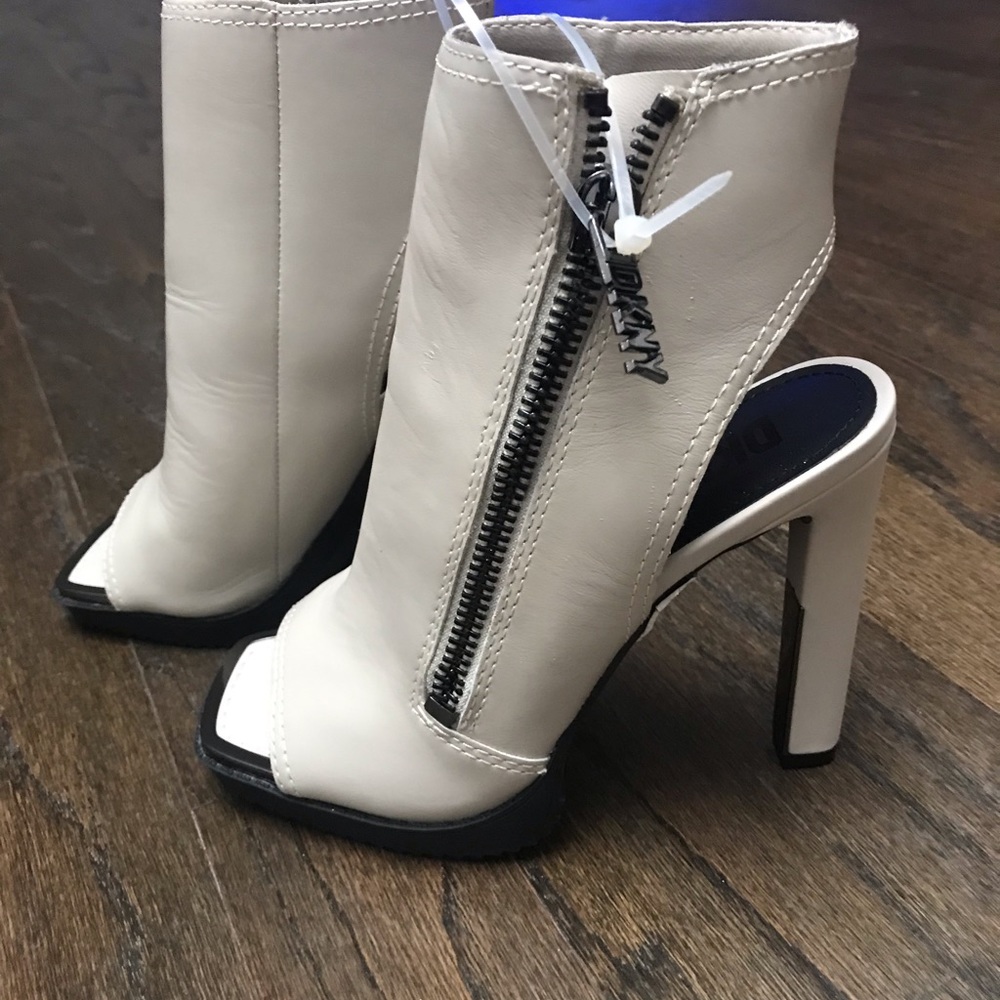 DKNY WOMEN MALIA SQUARE TOE ZIP SHOES. NEVER WORN . CLASSY & STYLISH, SIZE 11